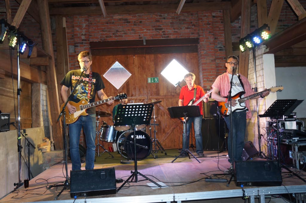 <p>Die Gruppe „Get Back“ versetzte die Alfener zurück in die 60er Jahre. Handgemachte Musik von den Beatles und anderen perfekt präsentiert…</p>