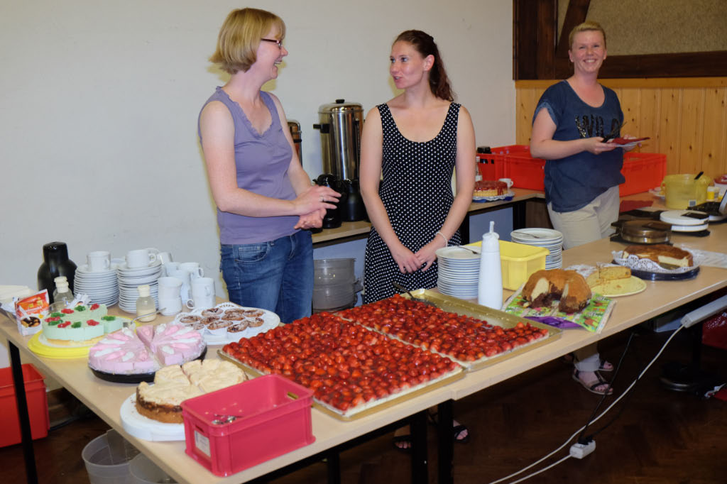<p>Lecker Erdbeerkuchen, Torten und Waffeln waren im Angebot</p>