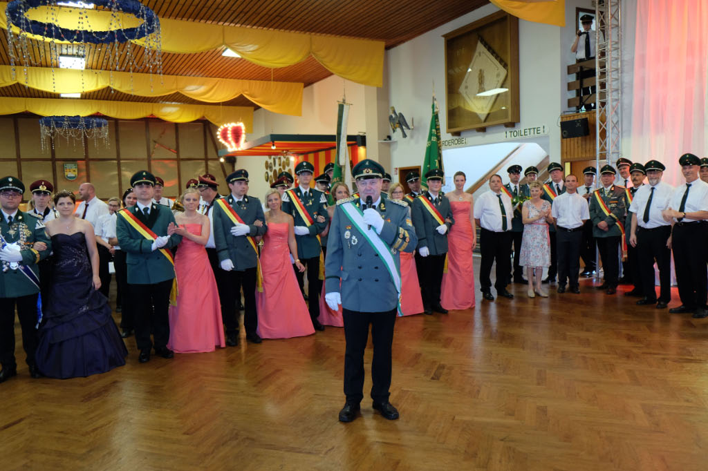 <p>Oberst Drüke begrüßt in der Schützenhalle alle Anwesenden </p>