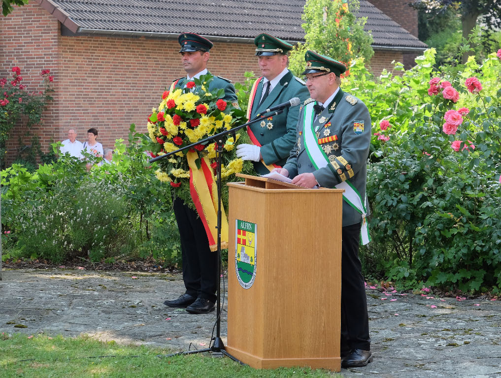 <p>Oberst Drüke gedenkt am Ehrenmal den in den Kriegen gefallenen Alfenern und erinnert auch an die vielen Probleme in der Gegenwart, die es mit Menschlichkeit zu lösen gibt.</p>
