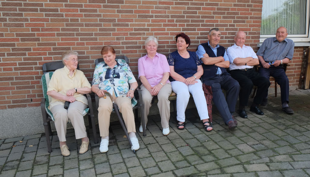 <p>Auf der Bank im Schatten kann man wunderbar den Festzumzug an sich vorbei ziehen lassen</p>