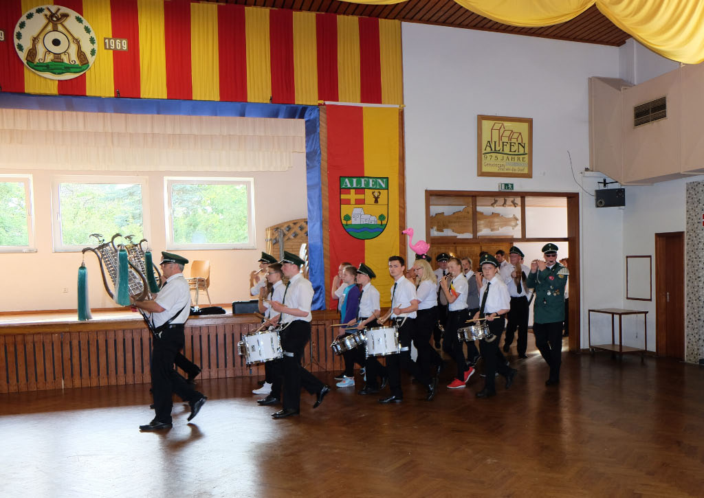 <p>Nach einem kurzen Marsch vom Ehrenaml ziehen die Schützen um 8.45 Uhr in die Schützenhalle ein.</p>