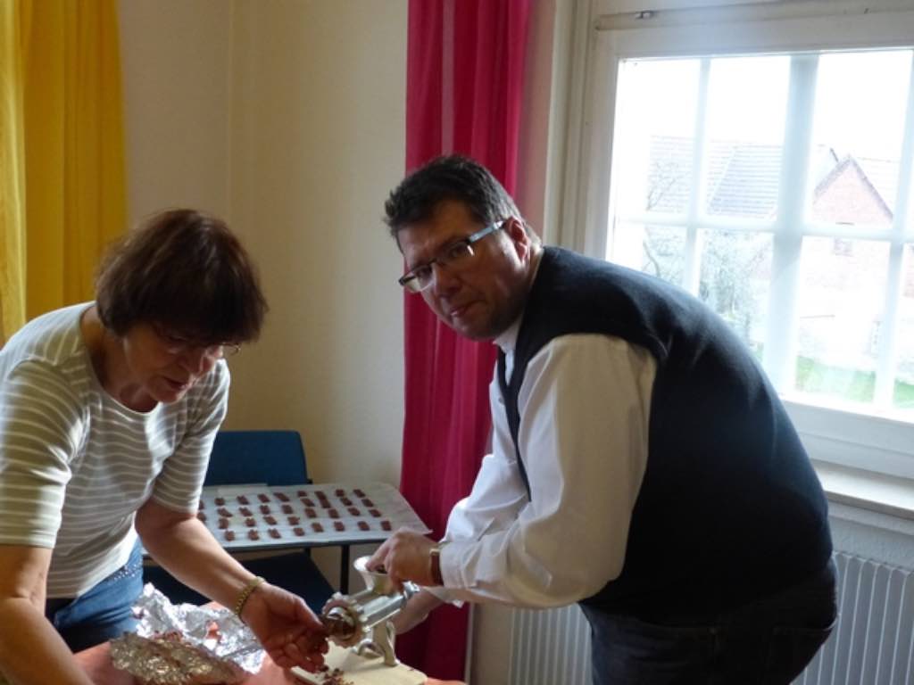 Plätzchen backen der Ministranten