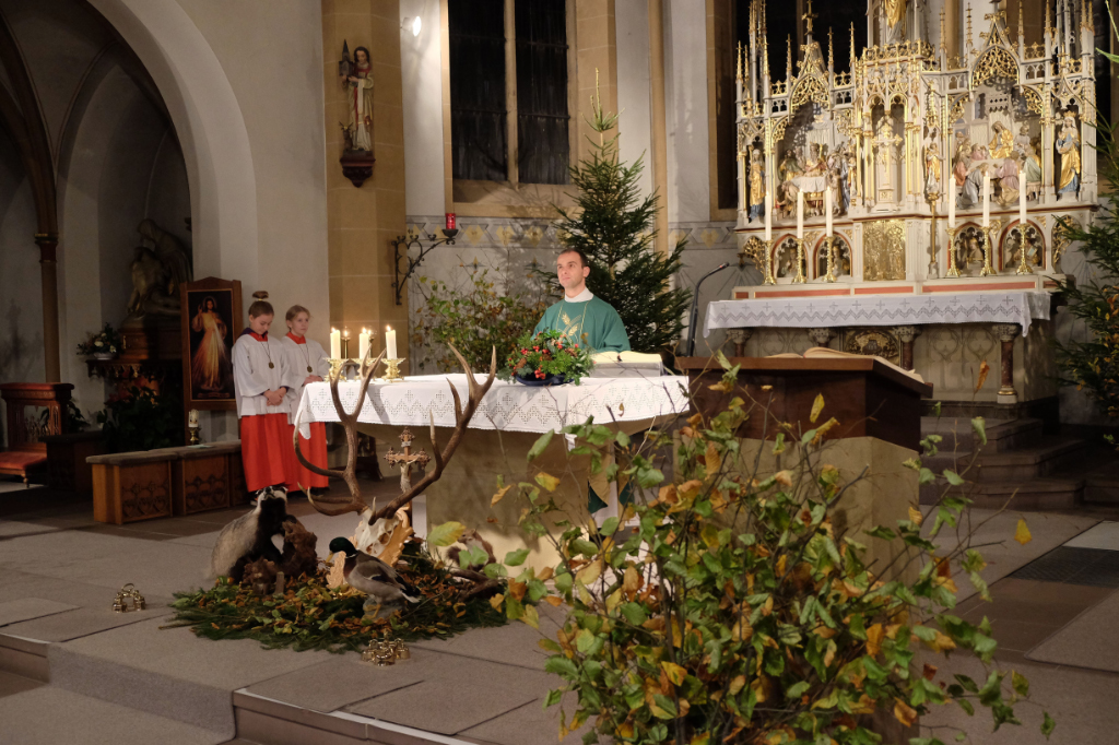 <p>Pastor Daniel Robb zelebriert die Hubertusmesse in der geschmückten Kirche. Die musikalische Begleitung hatte in diesem Jahr der Musikverein Alfen übernommen. Die ausgewählten Musikstücke reichten von waidmännischen Signalen über Kirchenlieder bis hin zu Passagen aus der Oper der „Der Freischütz“</p>