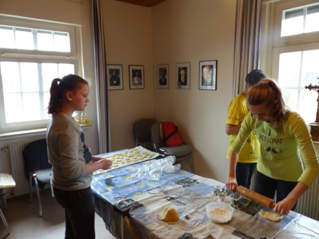 Plätzchen backen der Ministranten