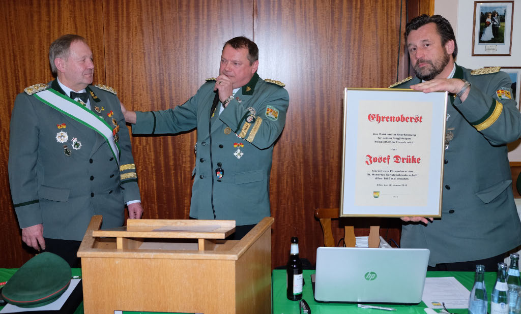 <p>In seiner ersten Amtshandlung ernennt der neue Oberst Markus Hüster, Josef Drüke zum Ehrenoberst.</p>