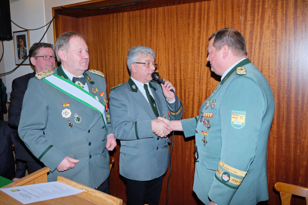 <p>Wahlleiter Uli Harding gratuliert dem neugewählten Oberst Markus Hüster.</p>