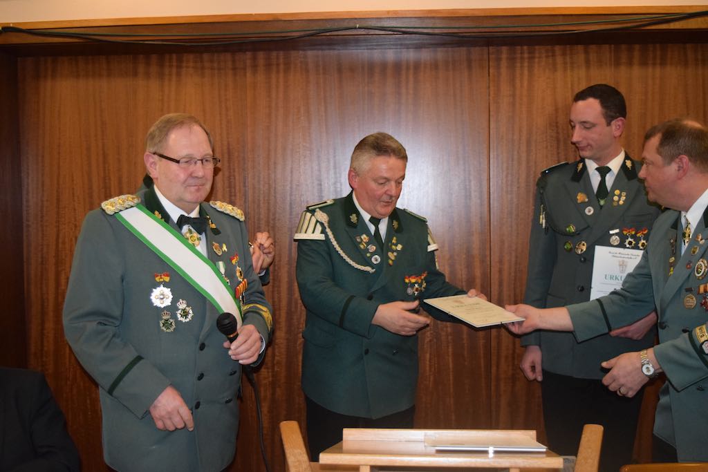 <p>Eberhard Kranz wurde ebenfalls das silbernen Verdienstkreuz verliehen</p>