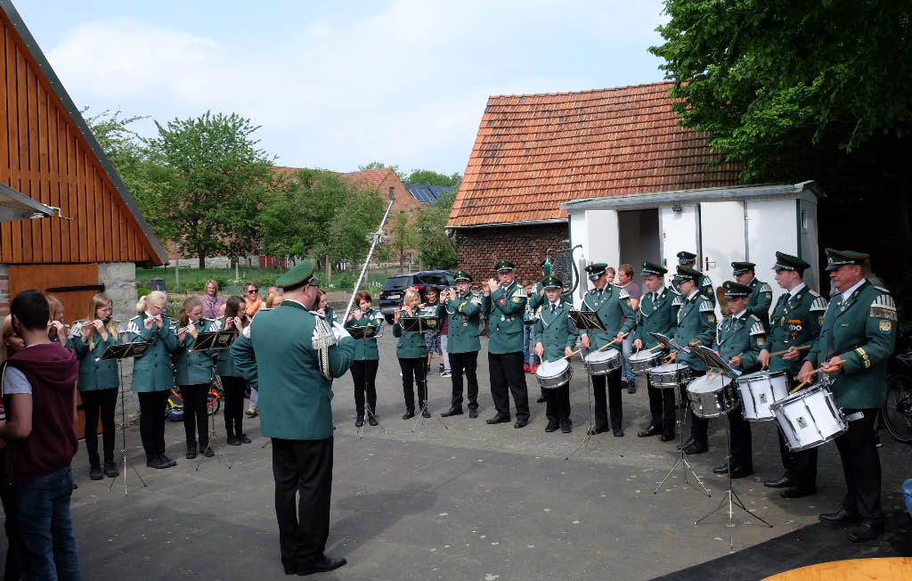 <p>nicht nur in der Scheune wurde tolle Musik geboten. Draußen präsentierte der Spielmannszug Alfen sein Können</p>