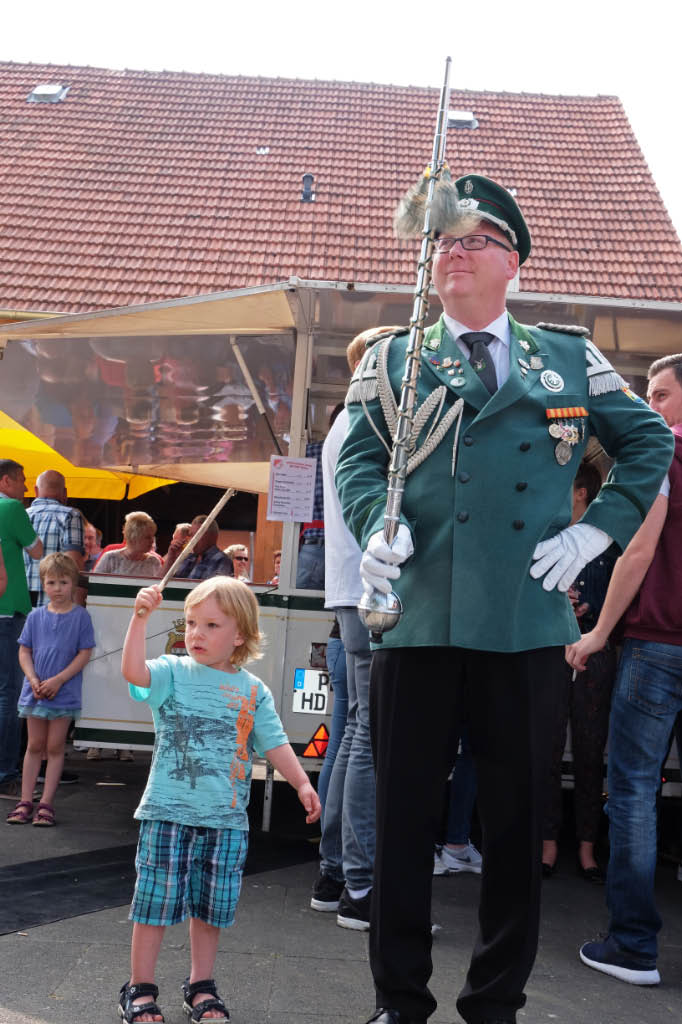 <p>der neue Tambourmajor des Spielmannzuges Martin Schumacher. Wie man sieht zog Martin sofort die Jüngsten in seinen Bann, sodass die Nachfolge in 20 Jahren schon gesichert ist.</p>