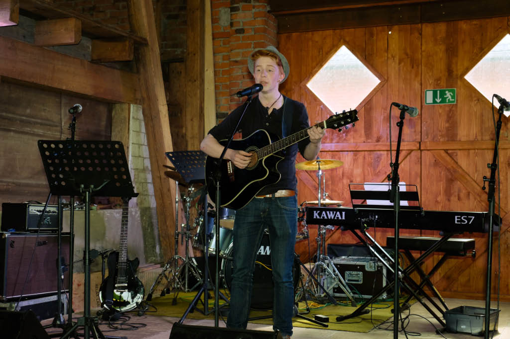 <p>Als nächstes Stand Ilan Adar auf dem Programm. Als kleiner Junge trat Ilan schon am 1. Tag der Musik im Jahr 2010 auf der Bühne und begeisterte die Zuhörer. Nun als Teenager kehrt er zurück und zeigte, dass er sich auch musikalisch fantastisch weiterentwickelt hat. Seine Songs gingen wieder unter die Haut…</p>