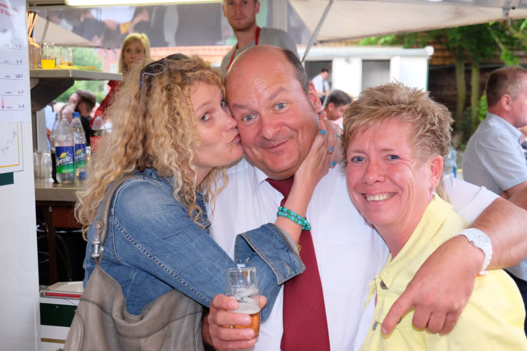 <p>die tolle Stimmung bekam auch Klaus zu spüren. Schließlich hat man nicht jeden Tag 2 hübsche Blondine an seiner Seite…</p>
