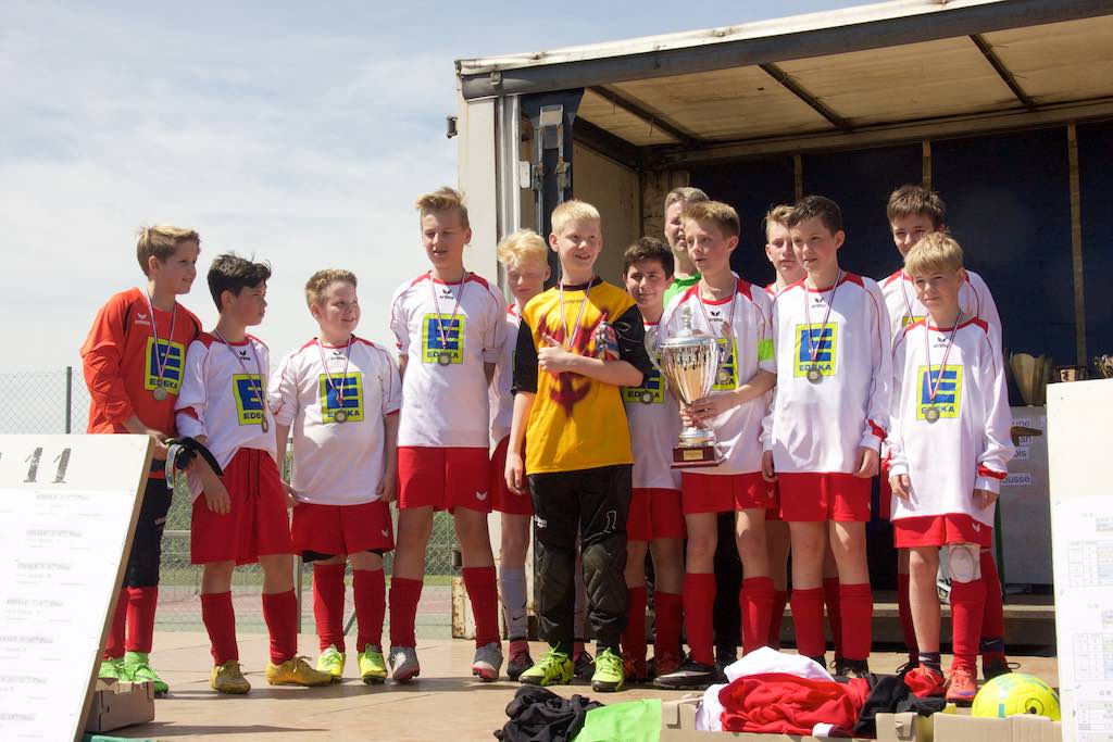 <p>Auf dem Podium kosten die Spieler diesen Augenblick genießen</p>