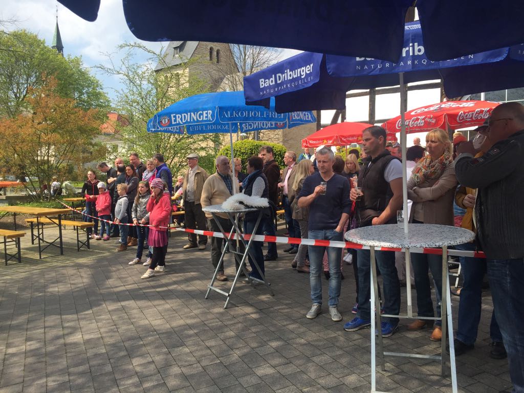 <p>Das gute Wetter nutzten viele Alfener zu einem gemütlichen Beisammensein</p>