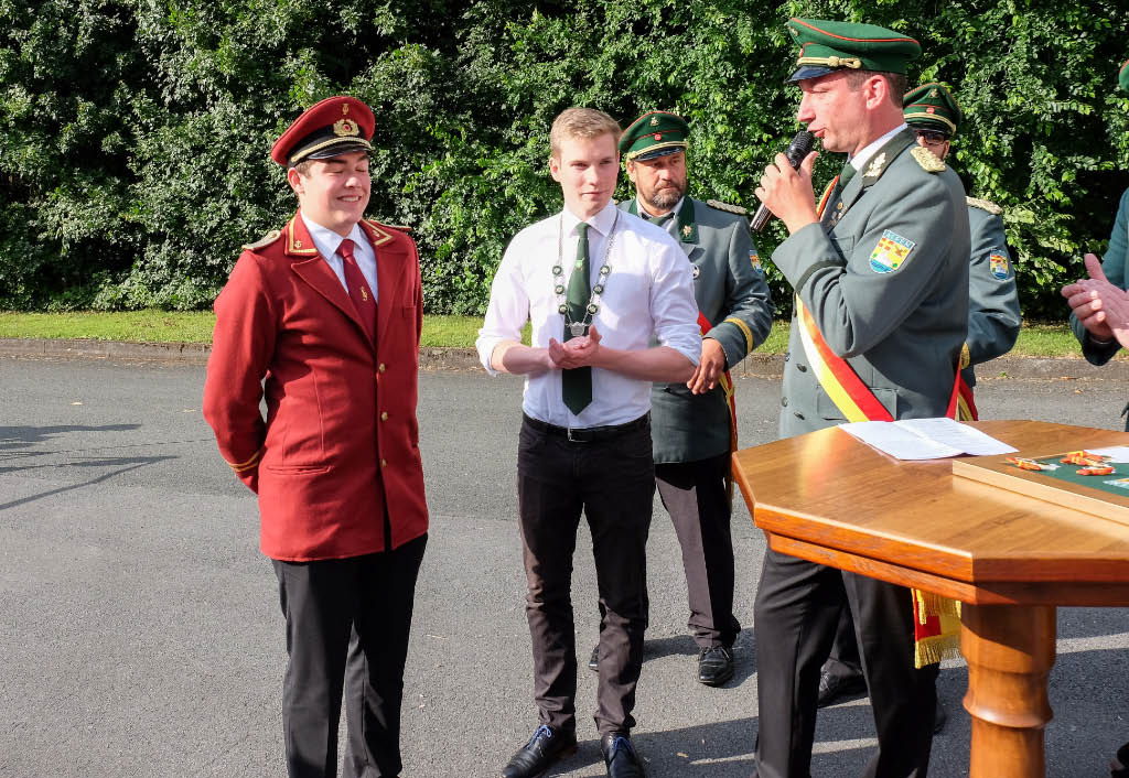 <p>18.30 Uhr. Proklamation. Jungschützenkönig Tim Tölle erhält die Köngiskette  </p>
