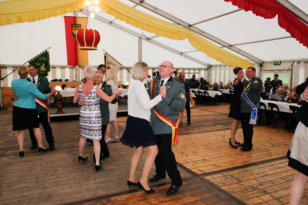 <p>anschließend tritt der neue Hofstaat hínzu </p>