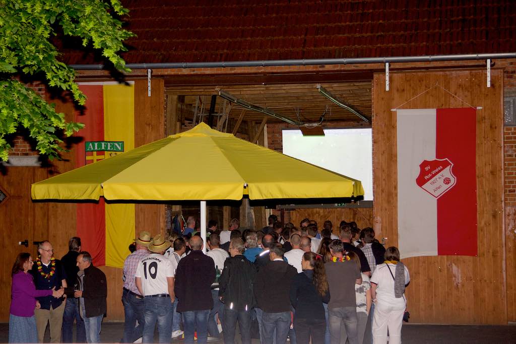 <p>Der SV RW Alfen und der Schützenverein organisierten wieder das gemeinsame Fußballschauen</p>