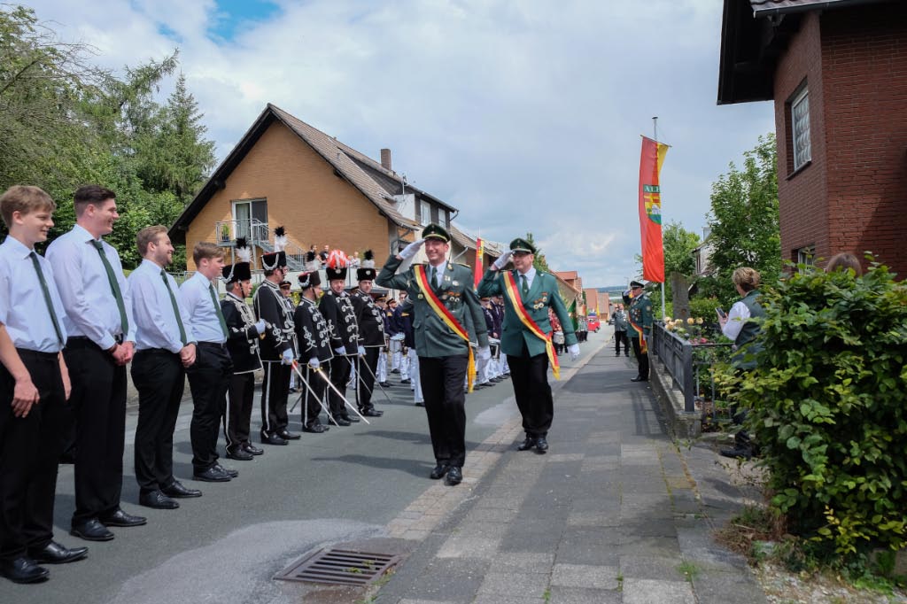 <p>Der stellvertretende Oberst Marc Igges schreitet die Front der angetretenen Schützen ab</p>