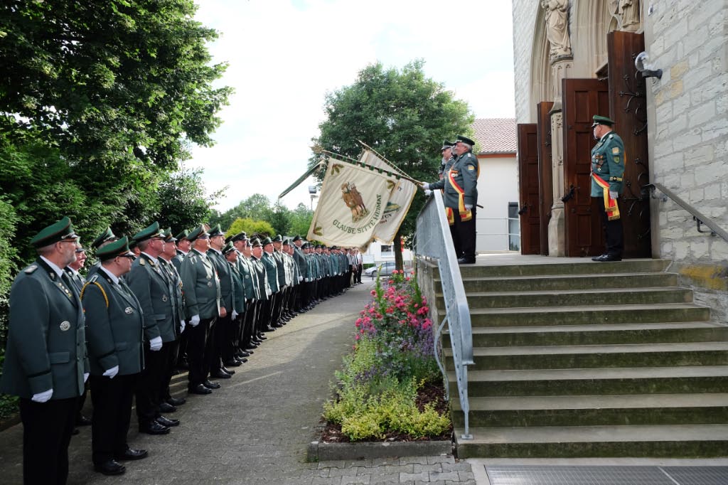 <p>Die angetretenen Schützen erwarten das Königspaar vor der Kiche </p>