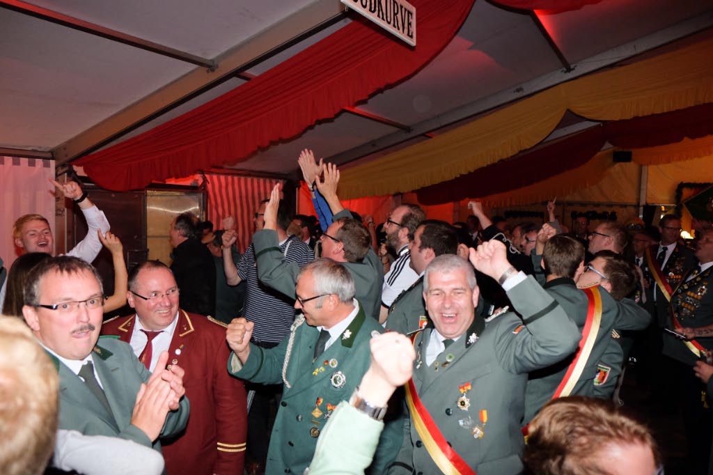 <p>Zum Schluß steht es 7:6 für Deutschland und der Jubel ist riesengroß</p>
