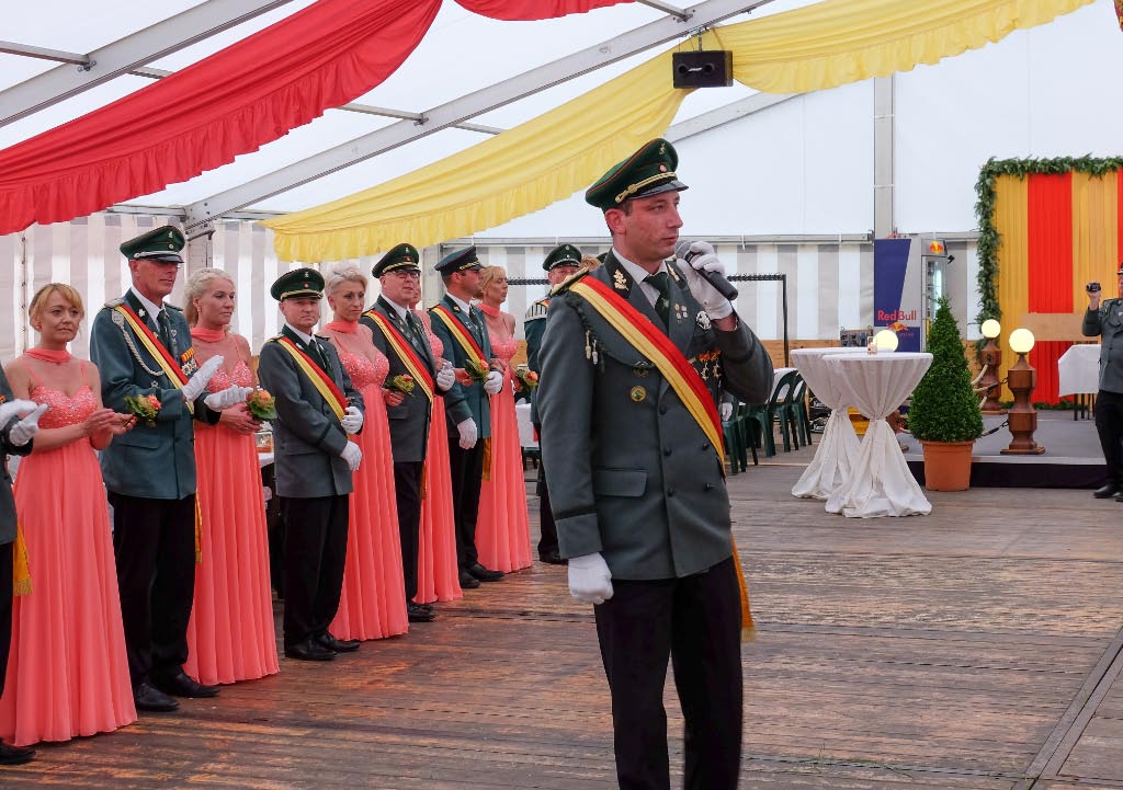 <p>Im Festzelt auf Westemeier ´s Wiese begrüßt der stellvertretende Oberst Marc Igges die Schützen und die Gäste </p>
