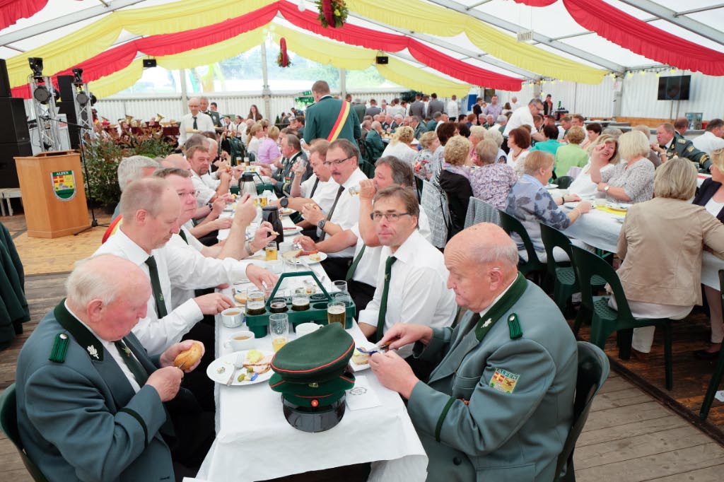 <p>Schützenfestmontag = traditionelles Schützenfrühstück</p>