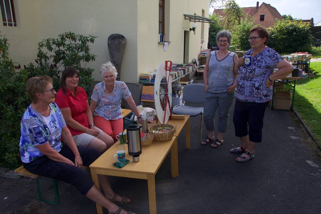 <p>Am Pfarrhaus hatte die KöB ihr Angebot aufgebaut</p>