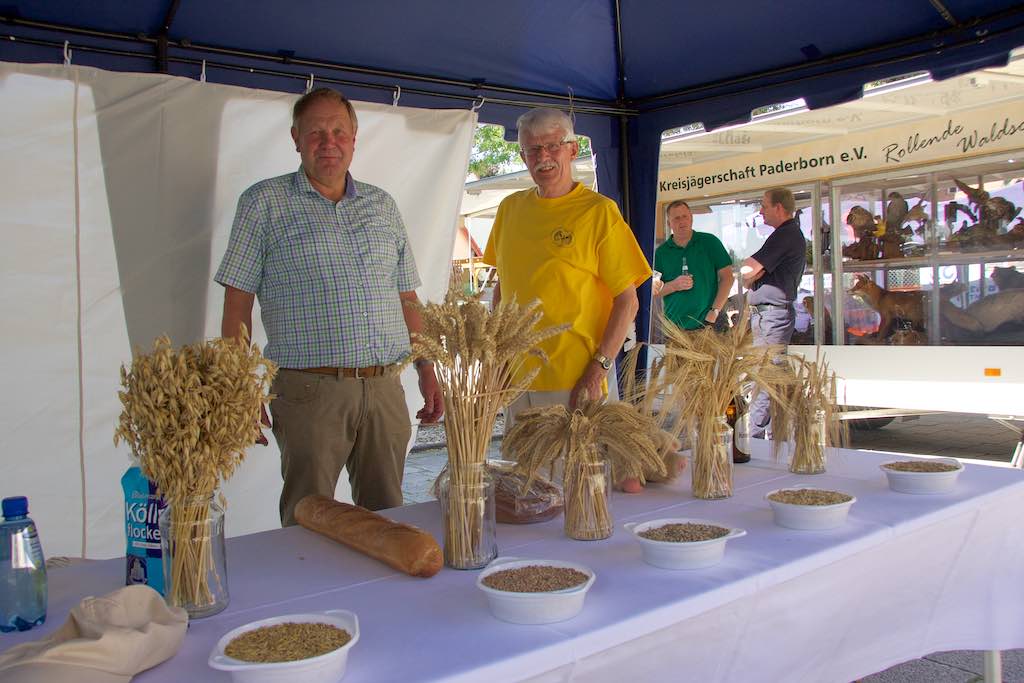 <p>Der UKA prüfte die Alfener darin Weizen von Gerste und Roggen zu unterscheiden. Mit den Ähren, Früchten und den Endprodukten war eine interessante Demonstration vorbereitet </p>