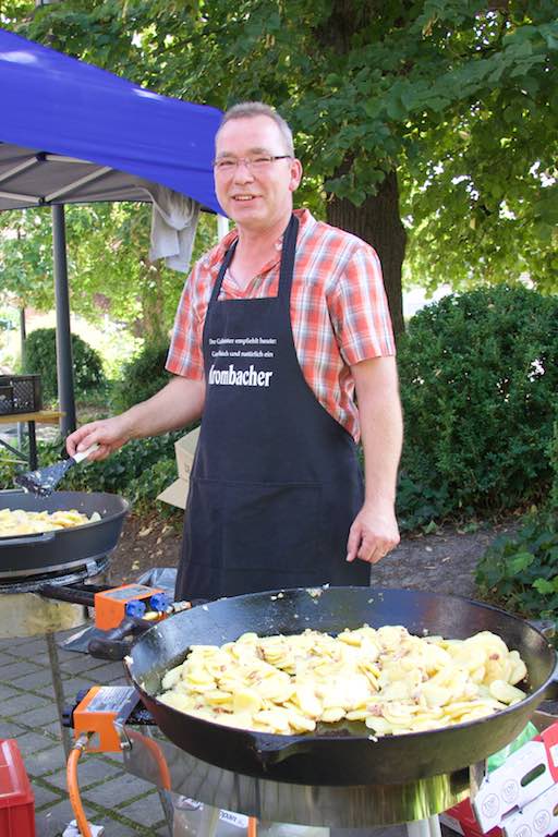 <p>Vor dem Bürgerhaus bot der Schützenverein leckere Bratkartoffeln …</p>