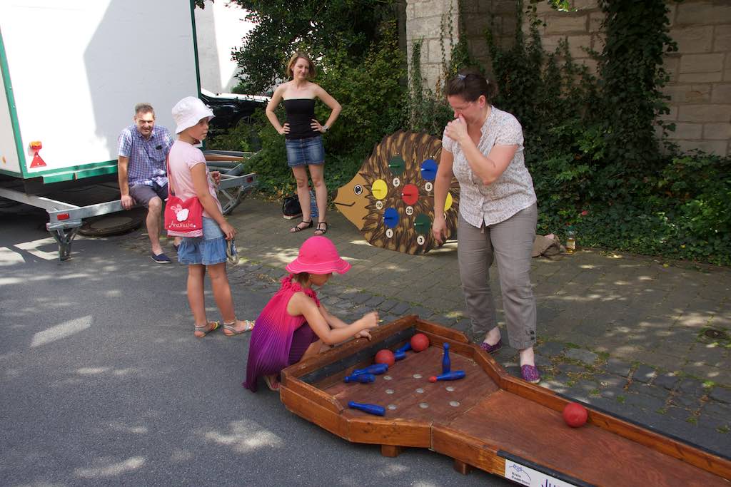 <p>Im Schatten der Kirche wurden verschiedene Spiele angeboten</p>