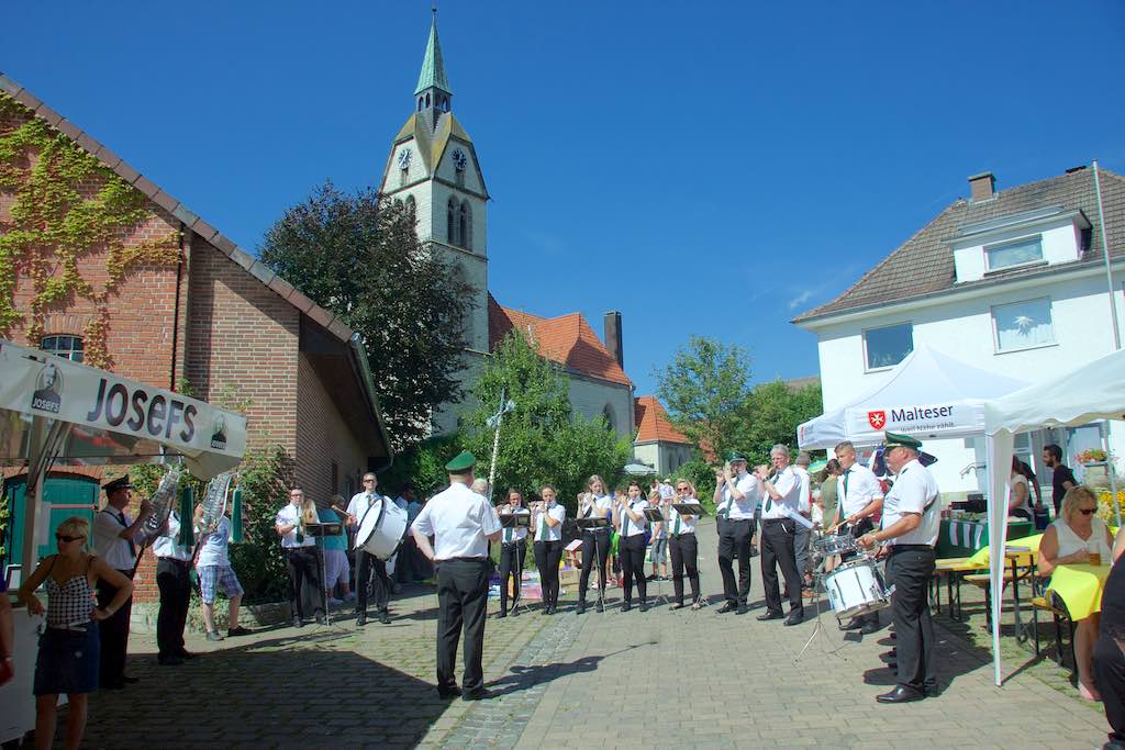 <p>Das Dorffest in Alfen startete nach der Walburgisproession und dem anschließenden Gottesdienst. Der Spielmannszug rief mit seinem Spiel alle Alfener herbei</p>