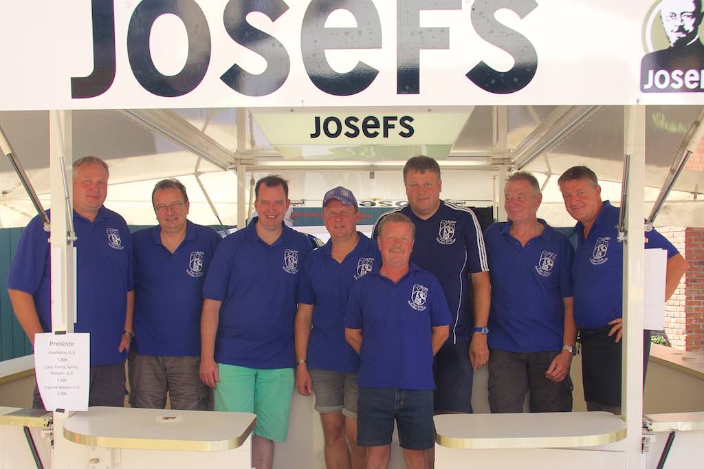 <p>Die Schalker Freunde hatten wieder den Getränkestand auf Ahrens Hof übernommen</p>