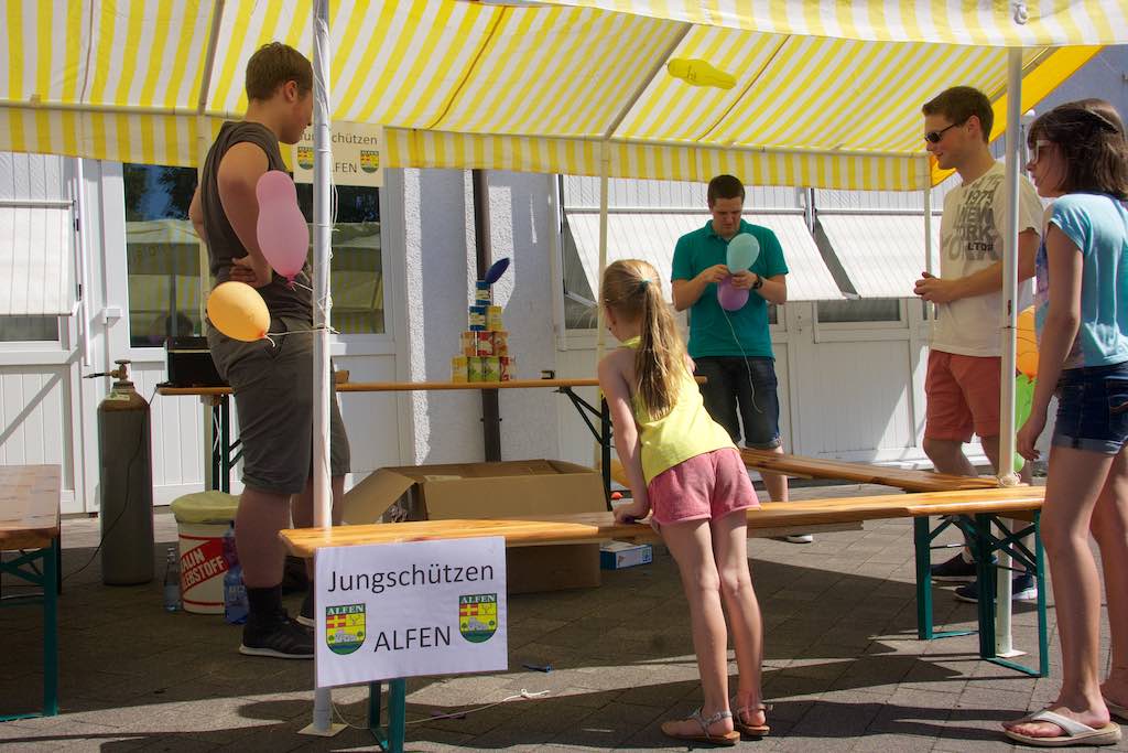 <p>Die Jungschützen haben sich in diesem Jahr etwas für die jungen Alfenern ausgedacht: Dosenwerfen</p>