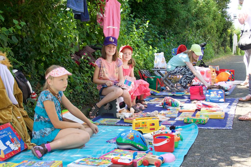 <p>Zwischen der alten und neuen Kirche war ein Flohmarkt angesagt</p>