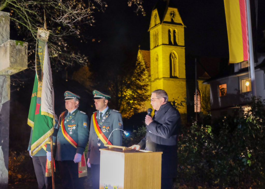 <p>Eine nachdenkliche Stimmung kam auf, als Herr Hansmeier zwei Briefe von jungen Soldaten der Weltkriege aus Alfen verlas, die ihren Familien mit eigenen Worten ihre grauenvollen Erlebnisse in den Schützengräben schilderten. </p>