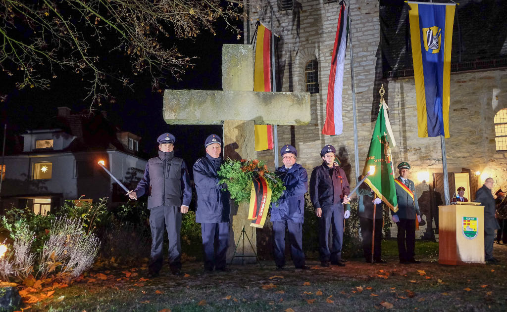 <p>Nach der Messe ging es zum Ehrenmal. Mitglieder der Alfener Feuerwehr stehen zur Kranzniederlegung zum  Volkstrauertag bereit. </p>