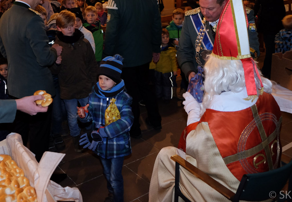 <p>Dann war es endlich soweit und die Kinder konnten sich die begehrten Leckereien beim Nikolaus abholen.</p>