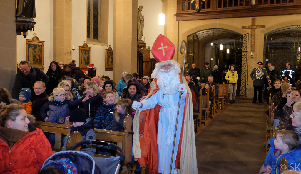 <p>In der Kiche begrüßte der Nikolaus nochmal die Kinder und Eltern </p>