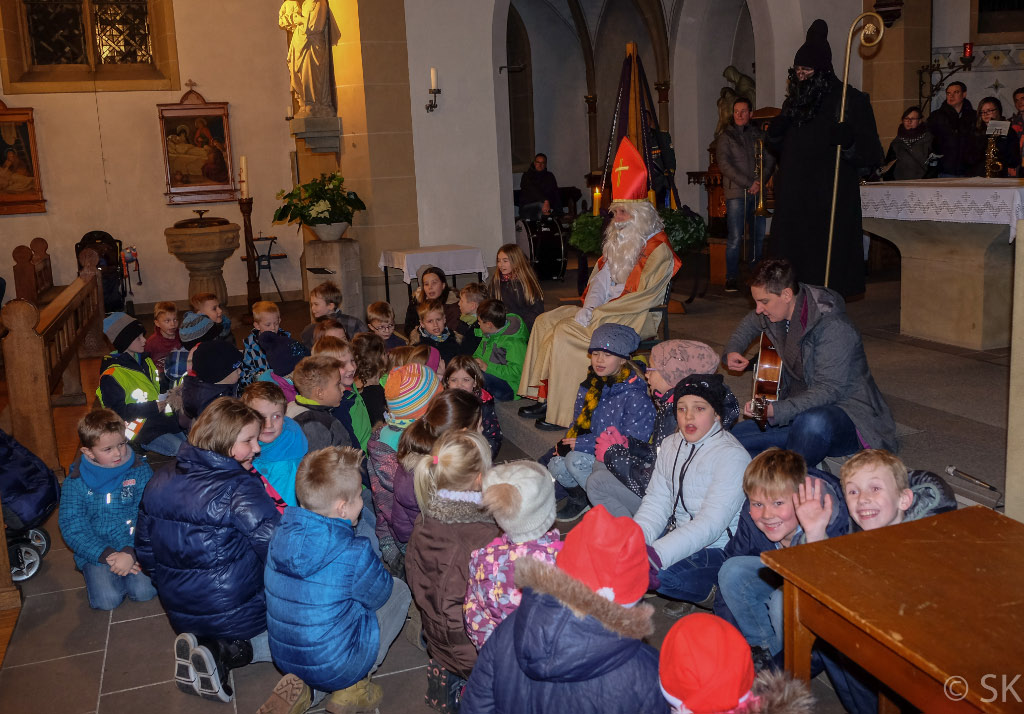 <p>Die Kinder der Grundschule begrüßten den Nikolaus mit mehreren Liedern </p>