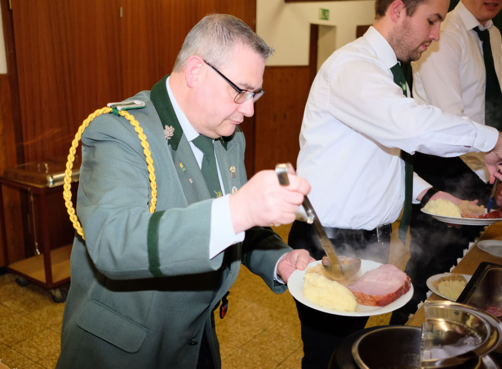<p>Lecker Essen gab es auch. Befreundete Schützenbrüder des Schützenvereins  Nordborchen hatten bestens gekocht. </p>