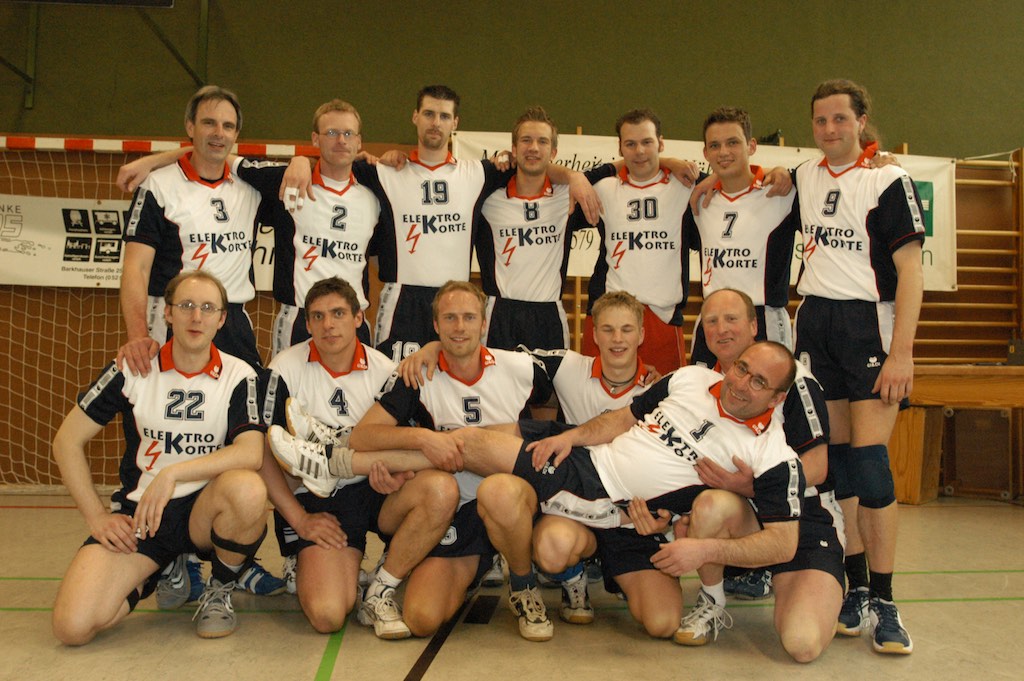 <p>Volleyball-Herren im Frühjahr 2003 nach ihrer 3. Meisterschaft hintereinander,<br />
diesmal in der Landesliga und damit Aufstieg in die Verbandsliga<br />
hinten von links: Michael Müller, Marco Fischer, Jochen Hauke, Tobias Kruse, Dirk Thöne, Thomas Noack, Stephan Tölle<br />
vorne von links: Harald Kopotsch, Hubertus Willeke, Tim Freese, Matthias Jansen und Harald Hänel nehmen ihren Trainer Rainer Marschel auf den Arm</p>