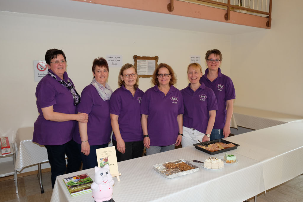 <p>Die Damen der KfD freuten sich, dass das Kuchenbufett bis auf wenige Stücke rasch verkauft werden konnte</p>