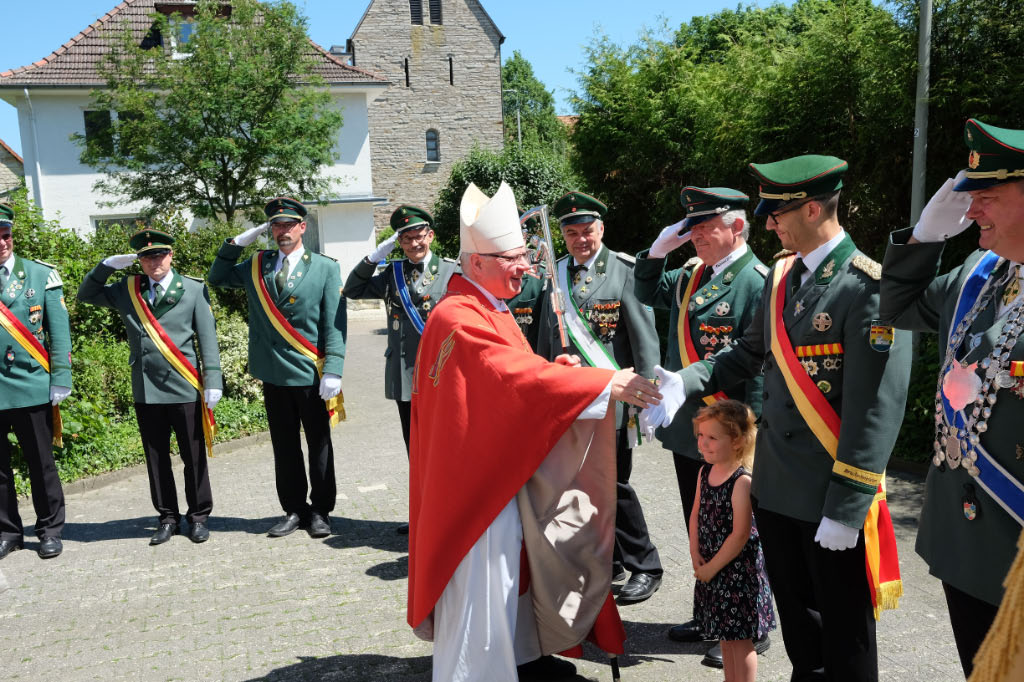 <p>Weihbischof Berenbrinker begrüßt die Wartenden </p>