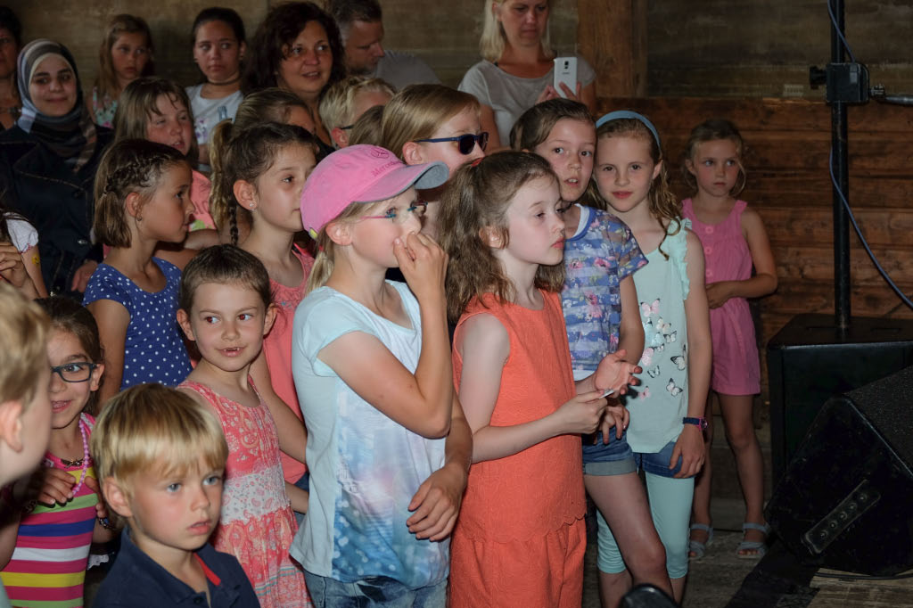 <p>auch die Mitschüler staunten, was ihre Klassenkameradin auf der Bühne zeigte.</p>