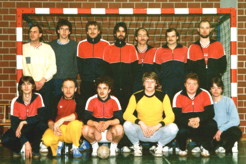 <p>Handball-Herren 1986 – Meister der 5. Kreisklasse<br />
hinten von links: Spielertrainer Johannes Kröger, Ralph Josephs, Klaus Josephs, Hans-Jürgen Pahlsmeyer, Hartwig Rachner, Wilfried Koppensteiner, Udo Striethorst <br />
vorne von links: Stefan Wiener, Udo Lösche, Markus Krolik, Klaus Gröbing, Peter Sifrin, Ulrich Funke<br />
es fehlten: Peter Kather, Ulrich Hülsmann</p>