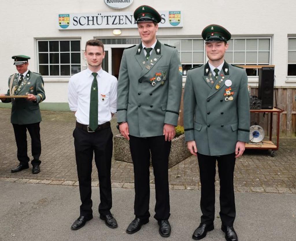 <p>Prinzen der Jungschützen. Krone: Justin Nillies, Apfel: Marius Drüke, Zepter: Jan-Phillip Bohnensteffen</p>