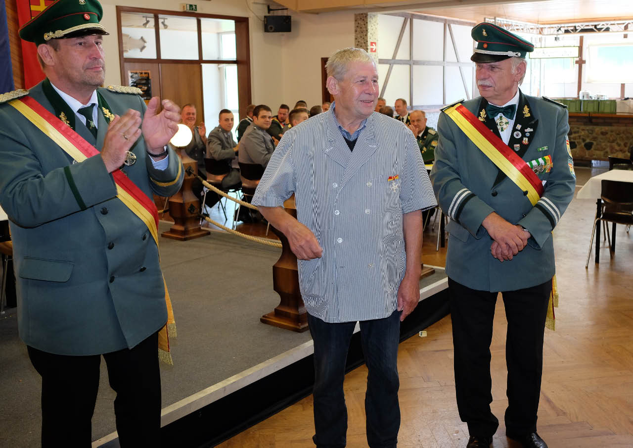 <p>Kurt Nowak, besser bekannt als Kurti, betreibt seit 25 Jahren beim Vogelschießen und Schützenfest den Grillimbiss.</p>