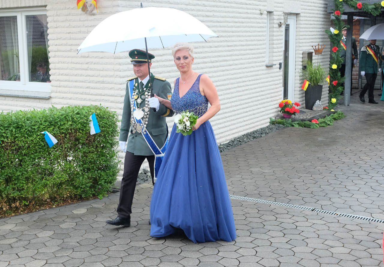 <p>Da in diesem Jahr kein Jubelkönig abgeholt werden konnte, ging der Marsch direkt zur Königsresidenz. Leider spielte das Wetter nicht ganz mit. Aber statt der Sonne stahlte nun die Königin im royalblauen Kleid. </p>