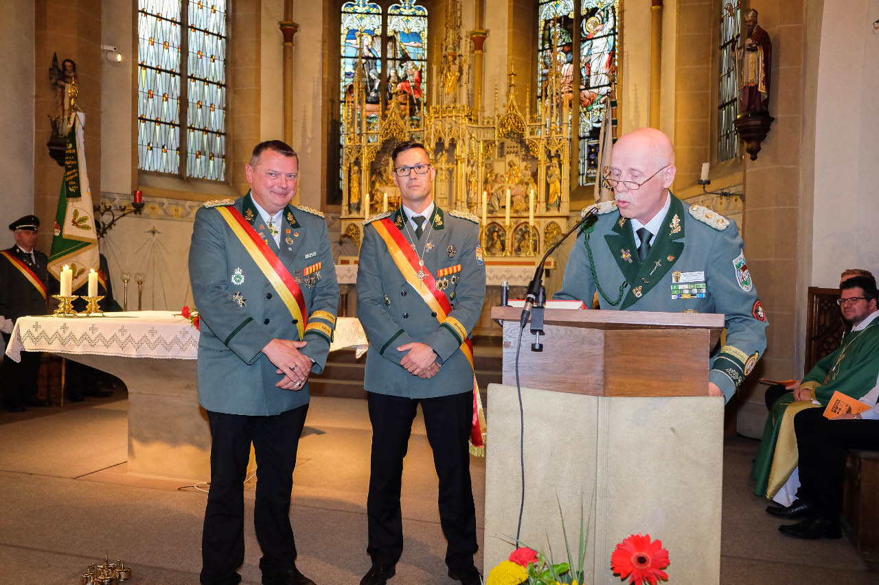 <p>Sicherlich auch ein Höhepunkt in der Schützenmesse. Alfener Schützenbrüder waren nach Rom gepilgert und hatten sich dort vom Papst persönlich ein Anno Santo Kreuz weihen lassen. Anno Santo Kreuze werden nur im Heiligen Jahr geweiht, die regelmäßig nur alle 25 Jahre stattfinden. </p>