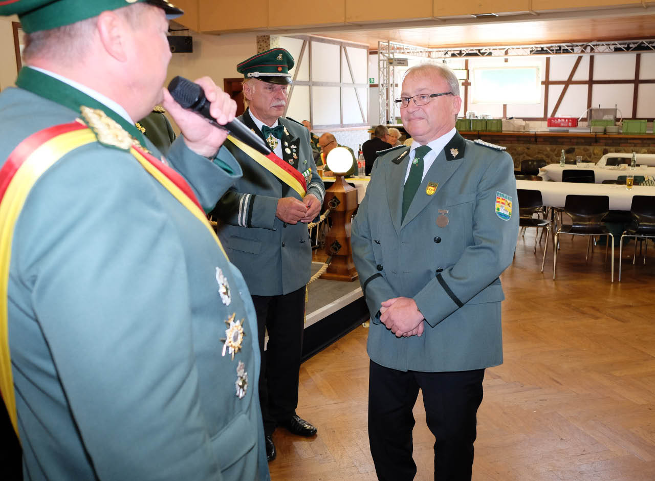 <p>Für sein besonderes Engagement für den Schützenverein erhält Ralf Gröpper den Bataillons-Verdienstorden. </p>